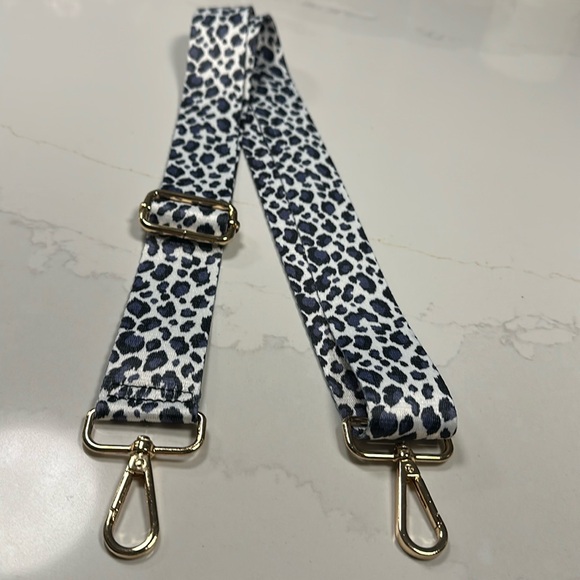 NWOT- Stylish Adjustable White and Navy Blue  Bag Animal Print Strap. - Picture 3 of 10